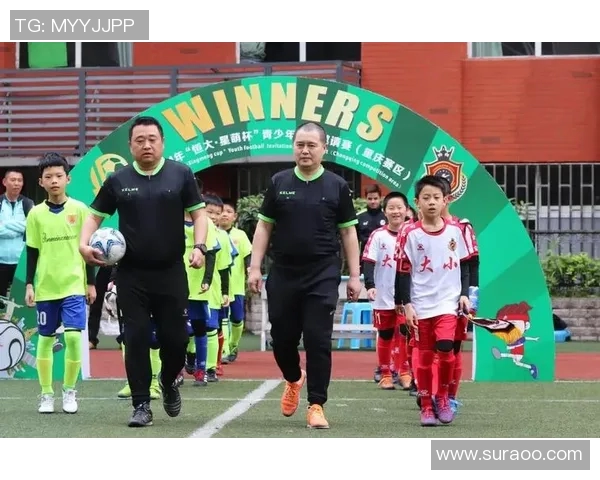 足球明星小眼睛魅力大揭秘，探索他们的独特风采与精彩瞬间